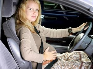 Почему беременным нежелательно ездить за рулем
